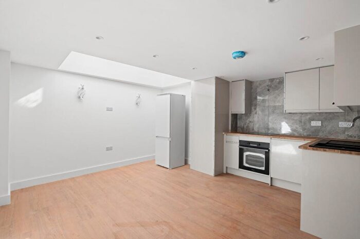 2 Bedroom Flat To Rent In Goswell Road, Angel, EC1V