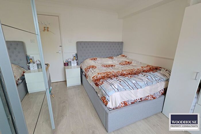 1 Bedroom Flat For Sale In Parkside, Waltham Cross, EN8