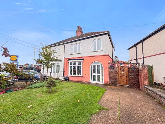 3 Bedroom Semi-Detached House For Sale In Yarborough Road, Grimsby, DN34