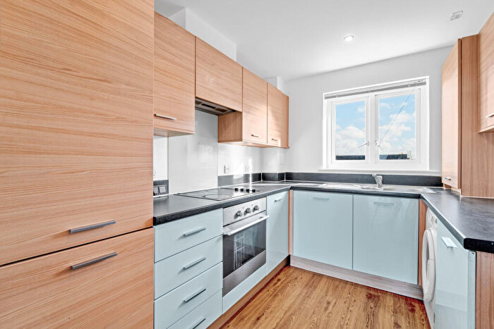 2 Bedroom Flat For Sale In Ashwood Place, Tamar Way, Slough, SL3