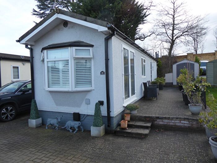 1 Bedroom Mobile/park Home For Sale In Main Road, Willows Riverside Park, Windsor, Berkshire, SL4