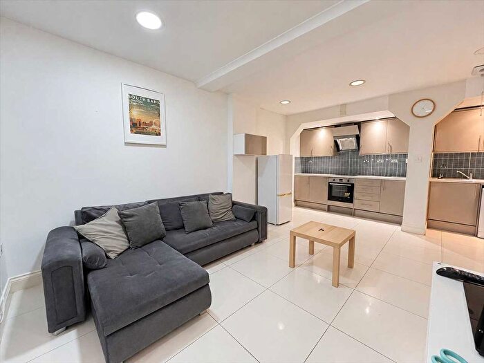 2 Bedroom Flat To Rent In Castlehill Parade, The Avenue, West Ealing, West Ealing, W13