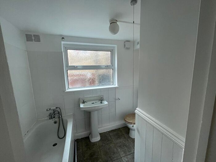 1 Bedroom Flat To Rent In Lind Street, SE8