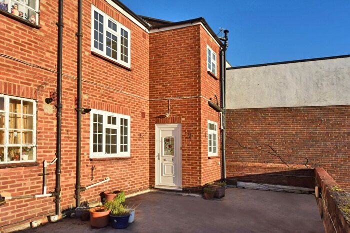 3 Bedroom Flat To Rent In Walton Road, East Molesey, KT8
