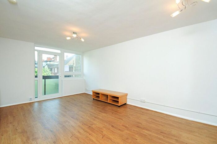 2 Bedroom Flat To Rent In Avondale Avenue, London, N12
