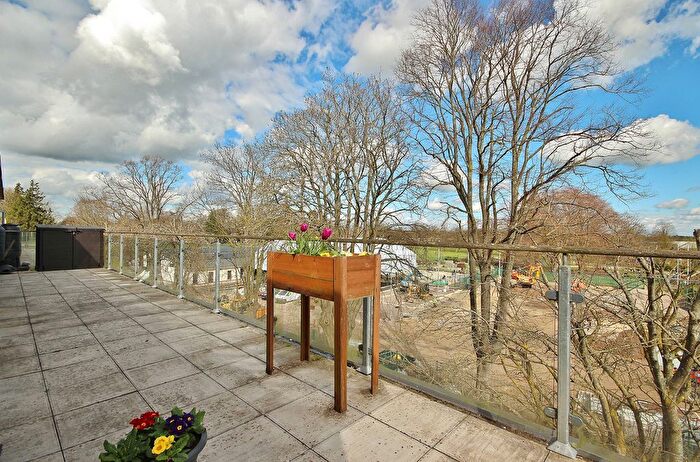 2 Bedroom Flat For Sale In Fernleigh, Witney, OX28