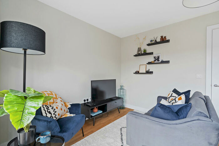 3 Bedroom House To Rent In Weavers Yard, Newbury Newbury, RG14