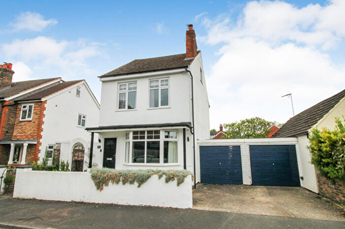 3 Bedroom Detached House For Sale In Windsor Road, Farnborough, GU14