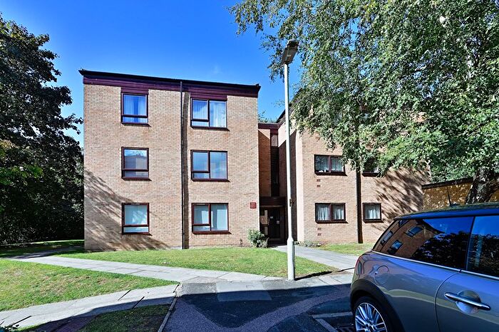 2 Bedroom Flat To Rent In Grandfield Avenue, Watford, WD17