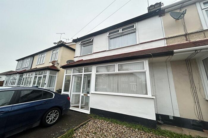 3 Bedroom Property To Rent In Bedroom Property In Southend On Sea, SS3