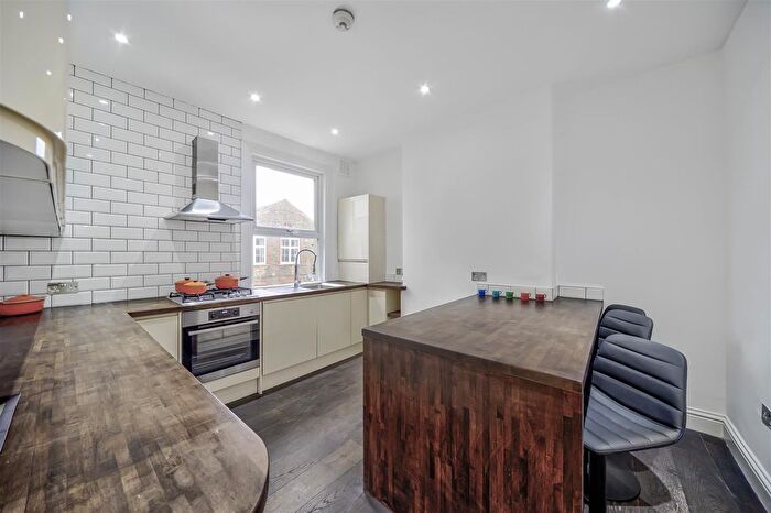 2 Bedroom Flat To Rent In Queenstown Road, London, SW8