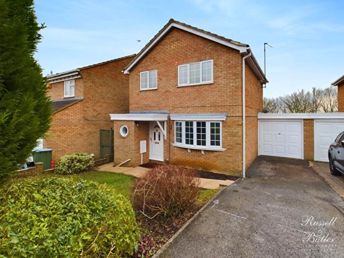 3 Bedroom Link Detached House To Rent In Busby Close, Buckingham, MK18