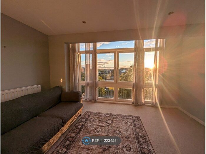 2 Bedroom Flat To Rent In Vellacott Close, Cardiff, CF10