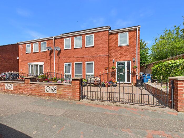 5 Bedroom Semi-Detached House For Sale In North View, Jarrow, NE32