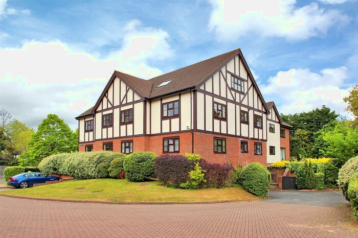 2 Bedroom Flat To Rent In Henley Court, White Lodge Close, Sevenoaks, Kent, TN13