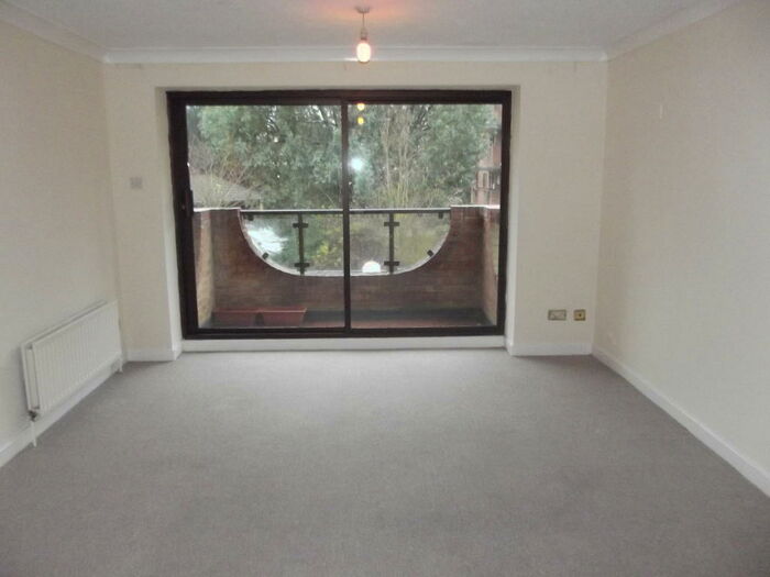 2 Bedroom Apartment To Rent In Campion Close, Croydon, CR0