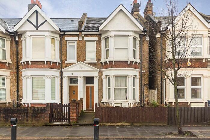 3 Bedroom Flat To Rent In Horn Lane, Acton, W3