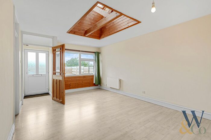 2 Bedroom Flat For Sale In Hunters Way, Brixworth, NN6