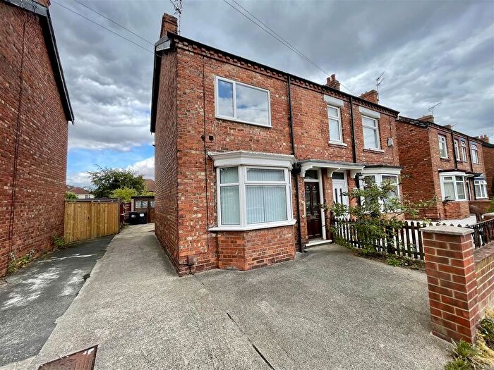 3 Bedroom Semi Detached House For Sale In The Fairway, Darlington, DL1