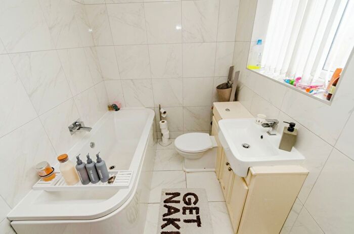 3 Bedroom End Of Terrace House For Sale In Murdock Way, Walsall, WS2