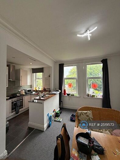 2 Bedroom Flat To Rent In Grove Lane, Leeds, LS6