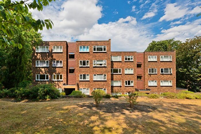 2 Bedroom Apartment For Sale In Farington Acres, Vale Road, Weybridge, Surrey, KT13