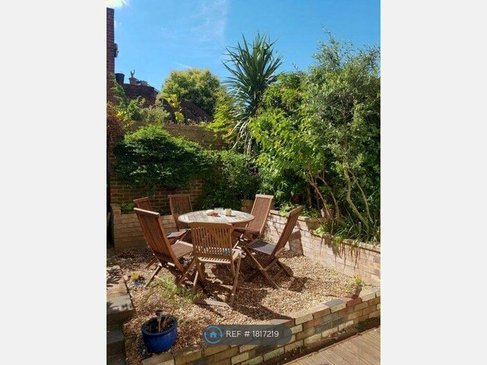 3 Bedroom Maisonette To Rent In Brixton Rd., London, SW9