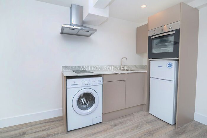 Studio To Rent In Station Rd, Kings Langley, Kings Langley, WD4