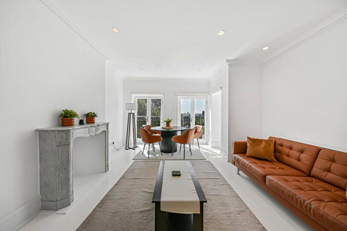 3 Bedroom Flat To Rent In Frognal Lane, Hampstead, NW3