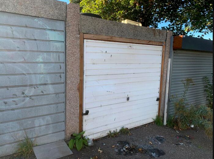 Garage / Parking To Rent In Erin Close, Luton, LU4