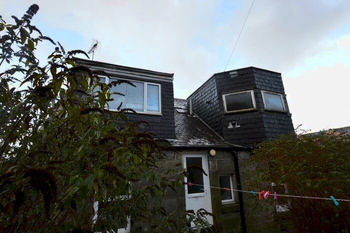 2 Bedroom Flat To Rent In Brucefield Avenue, Dunfermline, KY11