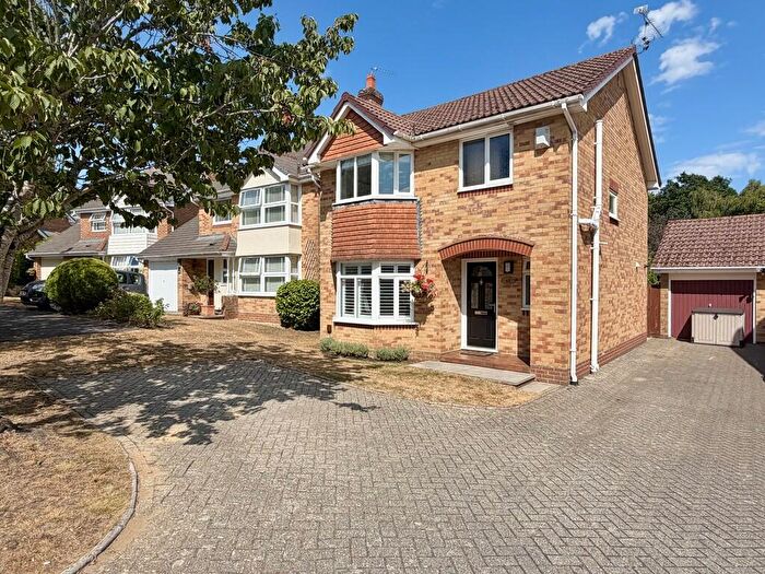 3 Bedroom Detached House For Sale In Twin Oaks Close, Broadstone, BH18