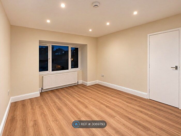 1 Bedroom Flat To Rent In Great West Road, Brentford, TW8