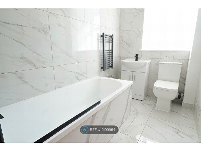 2 Bedroom Flat To Rent In Birds Royd Lane, Brighouse, HD6