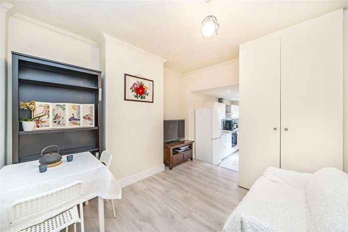 2 Bedroom Maisonette For Sale In Tunnel Avenue, Greenwich, London, SE10