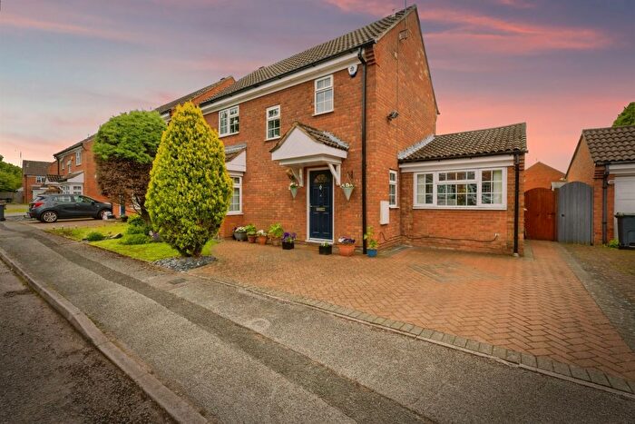 3 Bedroom Detached House For Sale In Kelling Close, Luton, LU2