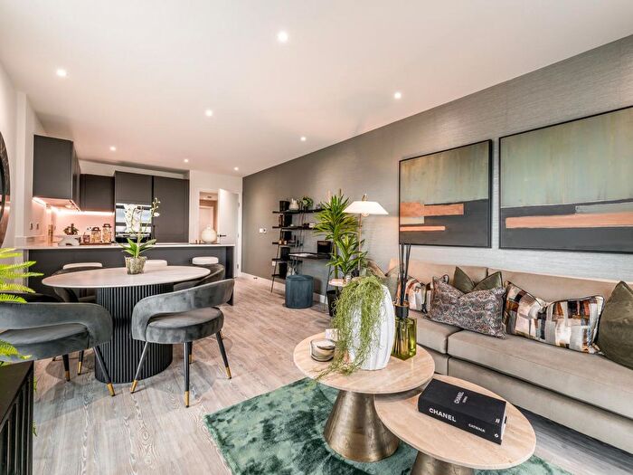1 Bedroom Flat For Sale In Capital Interchange Way, Brentford, TW8