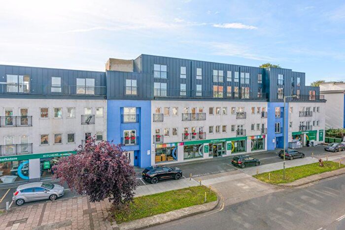 2 Bedroom Flat To Rent In Auckland House, Walton-on-Thames, KT12