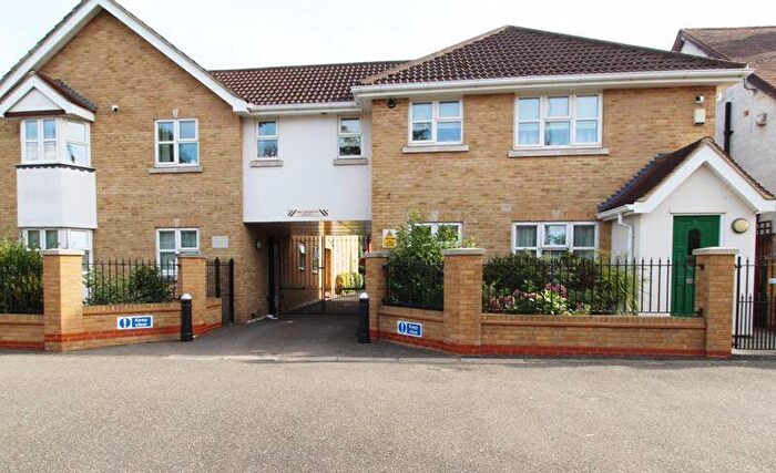 2 Bedroom Flat To Rent In Rayleigh Road, Brentwood, CM13