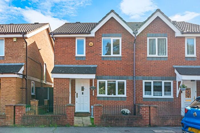 3 Bedroom Semi-detached House For Sale In Cotswold Way, Worcester Park, KT4