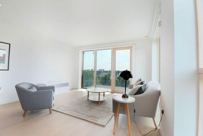 2 Bedroom Flat To Rent In Trafalgar Place, Elephant And Castle, SE17