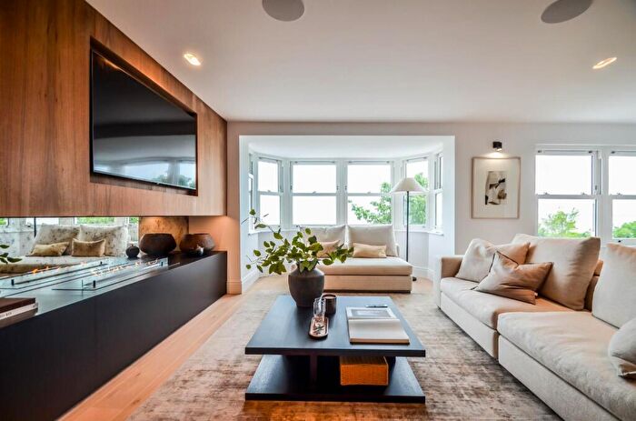 2 Bedroom Flat For Sale In The Ridgeway, Westcliff-On-Sea, SS0