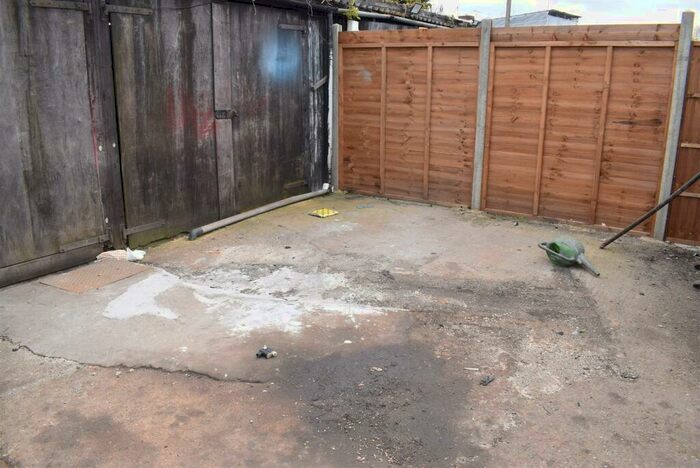 Land To Rent In Lincoln Road, Enfield, EN1