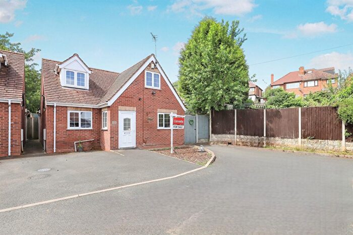 3 Bedroom Bungalow To Rent In Genge Avenue, Wolverhampton, WV4