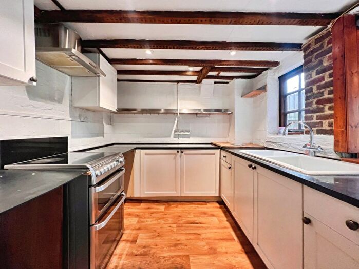 3 Bedroom Semi-Detached House For Sale In The Street, Hothfield, TN26 - Photo 8