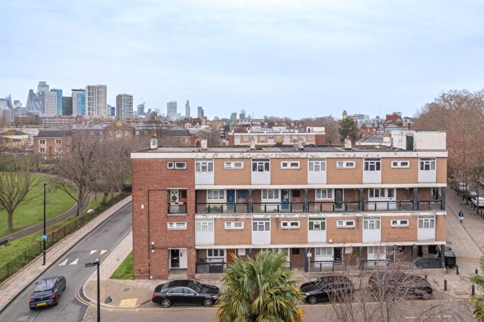 3 Bedroom Maisonette For Sale In Stepney Green, London, E1