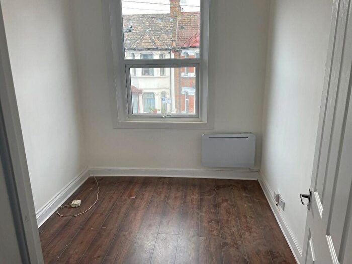 3 Bedroom Flat To Rent In Beaconsfield Road, London, NW10