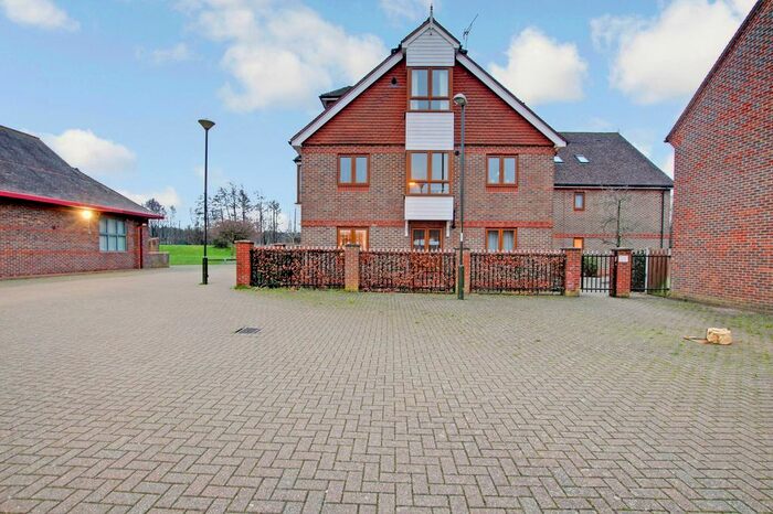 2 Bedroom Flat To Rent In Maidenbower Place, Maidenbower, RH10