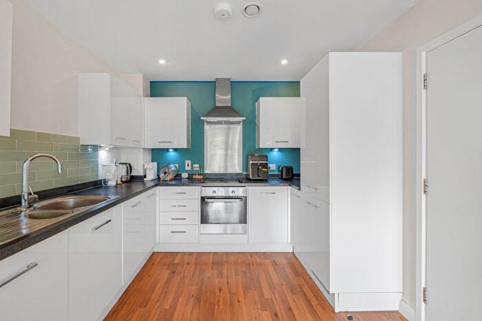 2 Bedroom Flat To Rent In Cranston Court, Bloemfontein Road, W12