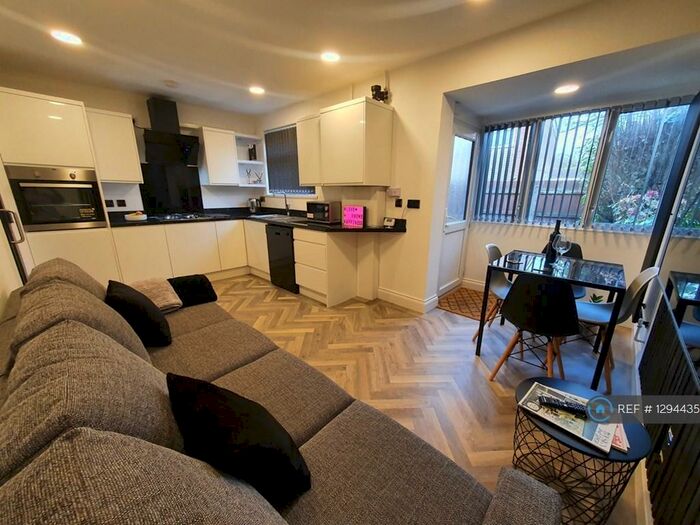 5 Bedroom Terraced House To Rent In Metchley Drive, Birmingham, B17